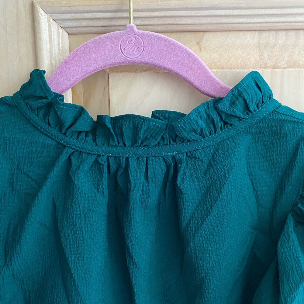 NWT Entro dark green frilly blouse size small runs large $15 Beautiful! - Picture 4 of 8